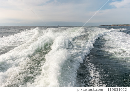 Wake of a boat during a sea crossing 119831022
