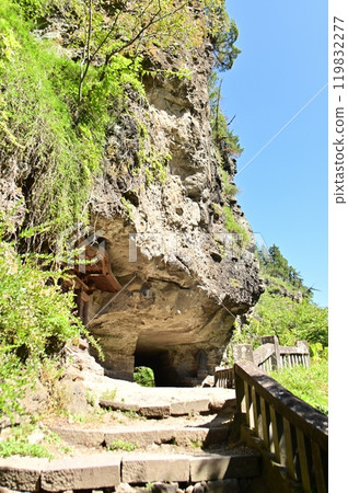 The approach to the Kannon-do Hall carved into the rock face of Mt. Nunobiki The approach to the Kannon-do Hall carved into the rock face of Mt. Nunobiki 119832277