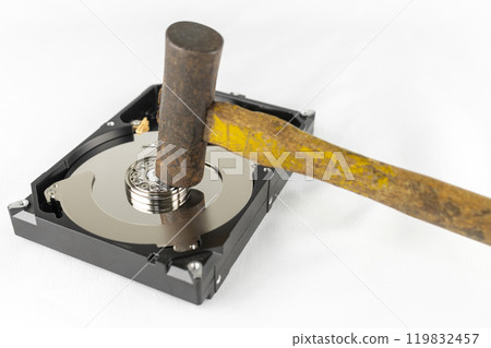 用錘子敲碎硬碟的影像 用錘子敲碎硬碟的影像 119832457