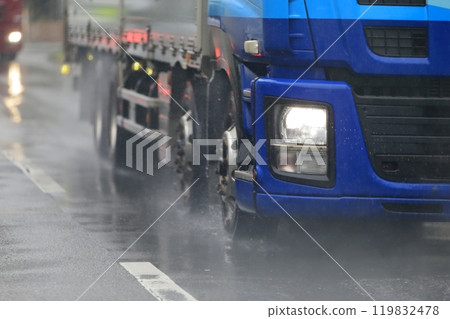一輛卡車在雨中行駛的圖片 119832478