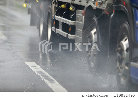 一輛卡車在雨中行駛的圖片 119832480