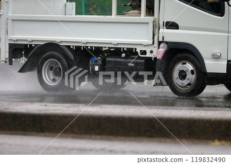 一輛卡車在雨中行駛的圖片 119832490