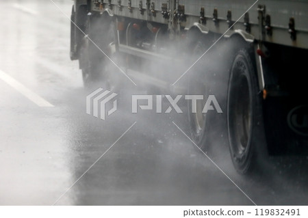 一輛卡車在雨中行駛的圖片 一輛卡車在雨中行駛的圖片 119832491