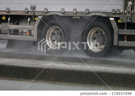 一輛卡車在雨中行駛的圖片 119832496