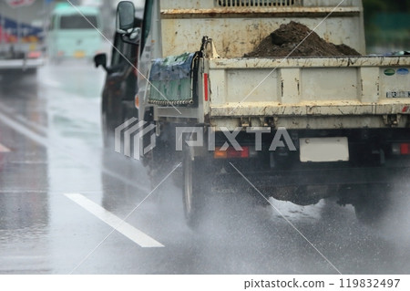 一輛卡車在雨中行駛的圖片 119832497