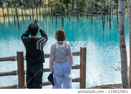 [Biei Town, Shirogane: Blue Pond and tourists] 119832901