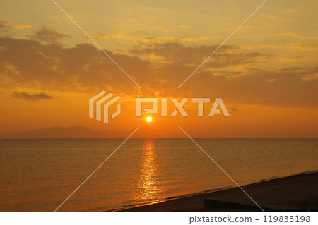 從島原市竹島海灘眺望有明海和朝陽 119833198