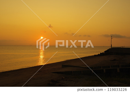 從島原市竹島海灘眺望有明海和朝陽 119833226