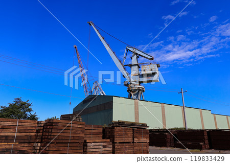 北海道室蘭市室蘭港附近的大型起重機 北海道室蘭市室蘭港附近的大型起重機 119833429