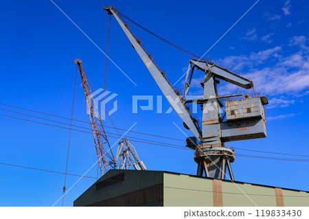 北海道室蘭市室蘭港附近的大型起重機 119833430