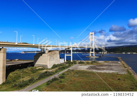 橫跨北海道室蘭市室蘭港的白鳥大橋 119833452