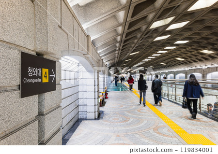 首爾地鐵光化門站 119834001