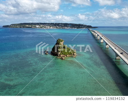 沖繩縣本部半島古宇利大橋和青蛙島的鳥瞰圖 119834132