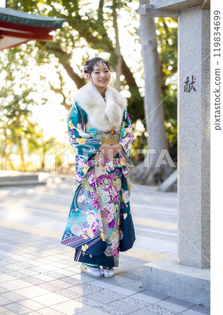 一位身著傳統服裝的年輕女子在神社祈禱 119834699