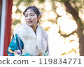 一位身著傳統服裝的年輕女子在神社祈禱 119834771