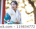一位身著傳統服裝的年輕女子在神社祈禱 119834772