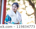 一位身著傳統服裝的年輕女子在神社祈禱 119834773