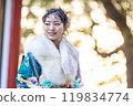 一位身著傳統服裝的年輕女子在神社祈禱 119834774