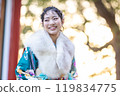 一位身著傳統服裝的年輕女子在神社祈禱 119834775