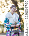 一位身著傳統服裝的年輕女子在神社祈禱 119834790