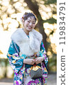 一位身著傳統服裝的年輕女子在神社祈禱 119834791