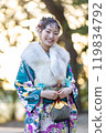 一位身著傳統服裝的年輕女子在神社祈禱 119834792