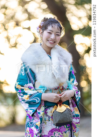 一位身著傳統服裝的年輕女子在神社祈禱 119834792
