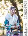 一位身著傳統服裝的年輕女子在神社祈禱 119834794