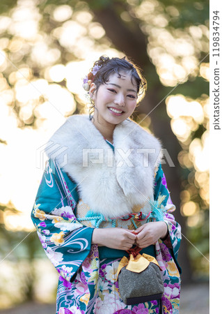 一位身著傳統服裝的年輕女子在神社祈禱 119834794