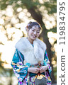 一位身著傳統服裝的年輕女子在神社祈禱 119834795