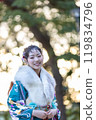 一位身著傳統服裝的年輕女子在神社祈禱 119834796