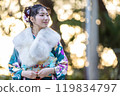 一位身著傳統服裝的年輕女子在神社祈禱 119834797