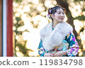一位身著傳統服裝的年輕女子在神社祈禱 119834798