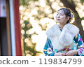 一位身著傳統服裝的年輕女子在神社祈禱 119834799