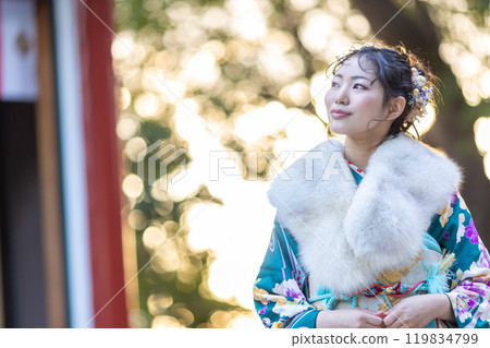 一位身著傳統服裝的年輕女子在神社祈禱 119834799