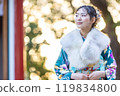 一位身著傳統服裝的年輕女子在神社祈禱 119834800