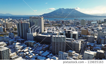 白雪皚皚的熱帶城市鹿兒島的清晨鳥瞰圖 119835163