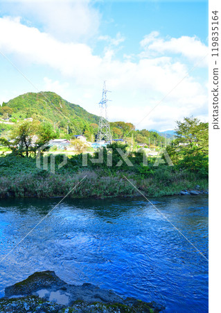 清晨的利根川，朝陽下，水上町上牧發電廠附近的風景 119835164