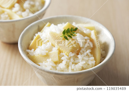 盛在碗中的竹筍飯 119835489