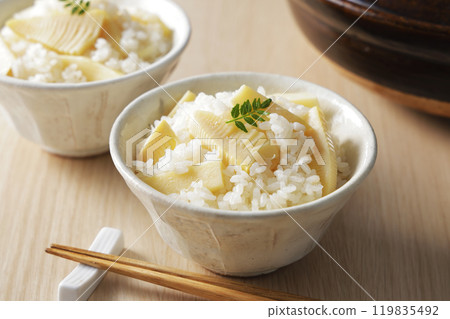 盛在碗中的竹筍飯 盛在碗中的竹筍飯 119835492