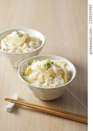 盛在碗中的竹筍飯 119835497