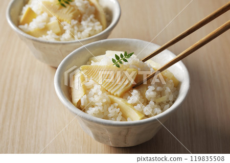 盛在碗中的竹筍飯 119835508