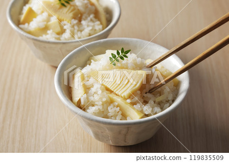 盛在碗中的竹筍飯 盛在碗中的竹筍飯 119835509