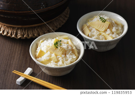 盛在碗中的竹筍飯 盛在碗中的竹筍飯 119835953