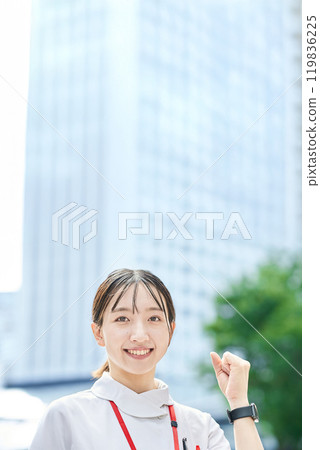 一名年輕護士做歡呼姿勢 一名年輕護士做歡呼姿勢 119836225