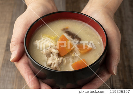 手持熱氣騰騰的味噌湯，端上桌 119836397