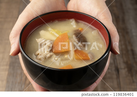 手持熱氣騰騰的味噌湯，端上桌 119836401