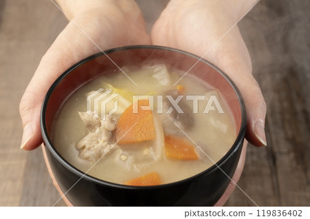手持熱氣騰騰的味噌湯,端上桌 手持熱氣騰騰的味噌湯,端上桌 119836402