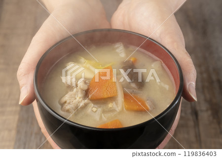 手持熱氣騰騰的味噌湯，端上桌 119836403