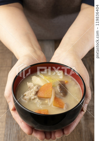 手持熱氣騰騰的味噌湯,端上桌 手持熱氣騰騰的味噌湯,端上桌 119836404